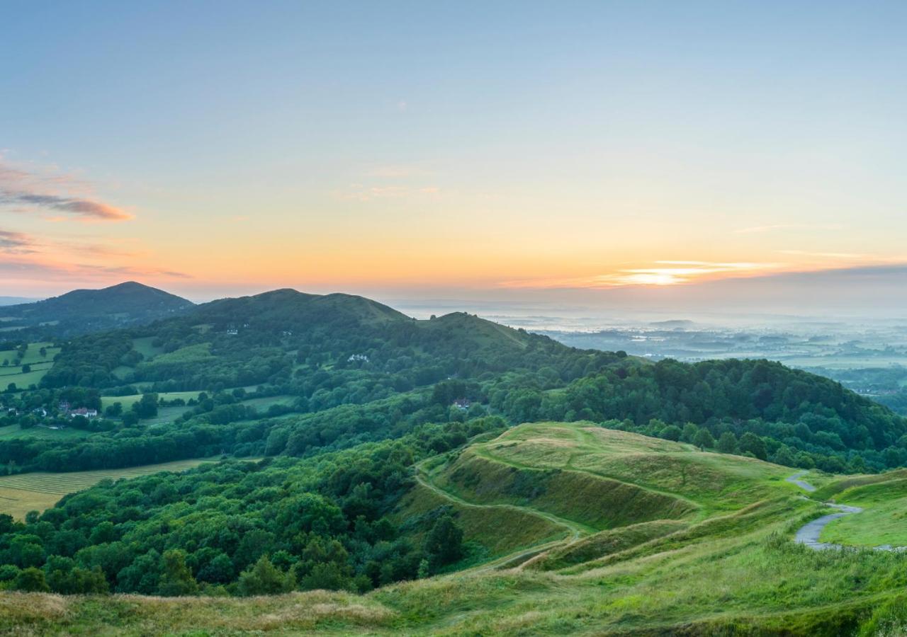 Malvern Hills Rosa Rambler Suite เกรทมัลเวิร์น ภายนอก รูปภาพ
